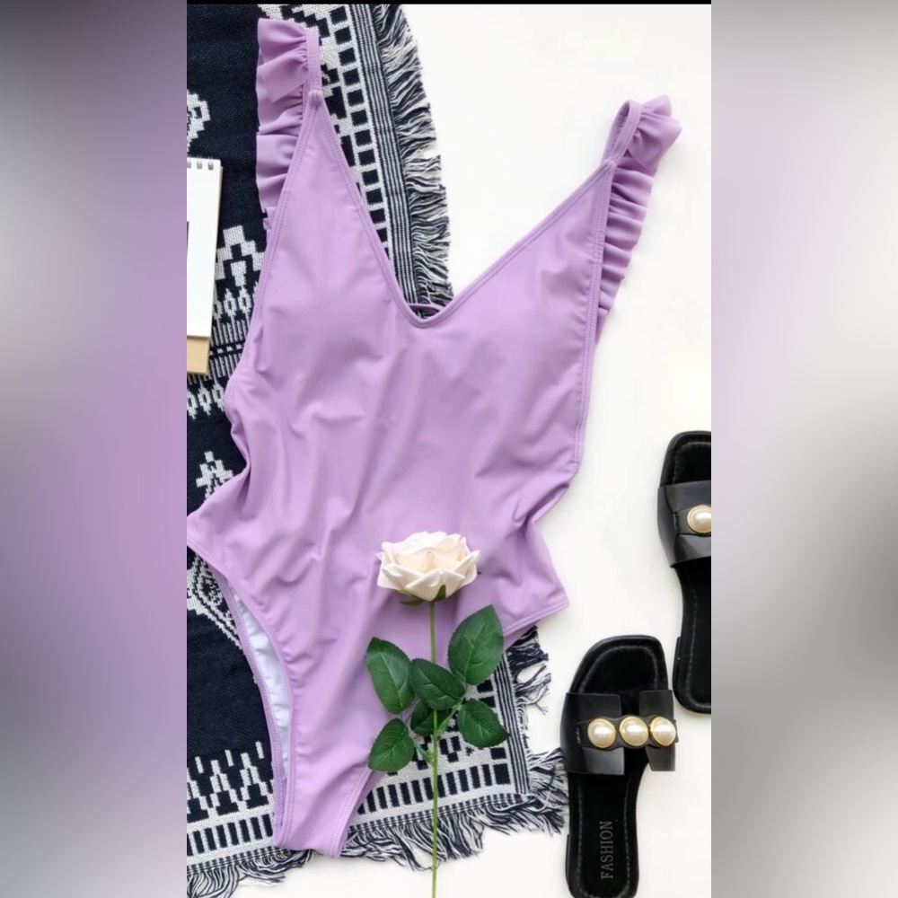 Low back 1-piece with ruffle